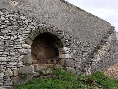 Sui lati lunghi si aprono due porte sovrastate da archi anch�essi in pietra, anche se l�accesso all�edificio � murato